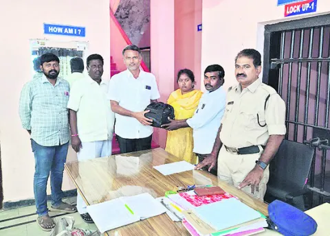 నిజాయితీ చాటుకున్న పెట్రోల్‌ బంక్‌ సిబ్బంది