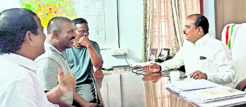 అద్దె బస్సులకు పార్కింగ్‌ స్థలం కేటాయించాలి

