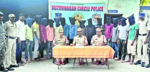 పోలీసులపై దాడి చేసిన వలస కార్మికుల అరెస్ట్‌