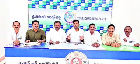 మంత్రి లోకేష్‌ క్షమాపణ చెప్పాలి