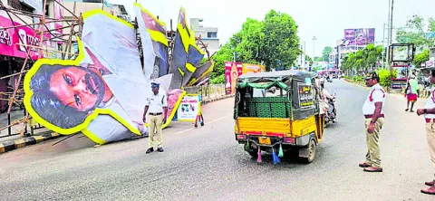 కుప్పకూలిన పవన్‌ భారీ కటౌట్‌ 