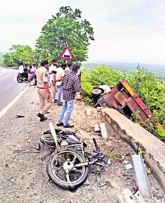 మృత్యువులా దూసుకొచ్చిన లారీ