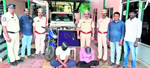 దొంగతో జతకట్టి పోలీసు చోరీలు
