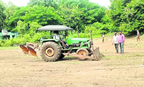 కార్యదర్శులపై పండుగ భారం
