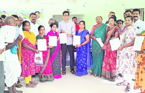 స్థానిక ఎన్నికల్లో కాంగ్రెస్‌కు బుద్ధి చెప్పాలి