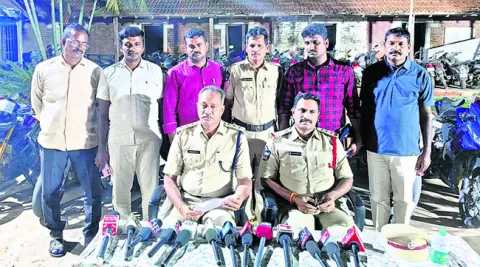 మోటార్‌బైక్‌ దొంగల అరెస్ట్‌
