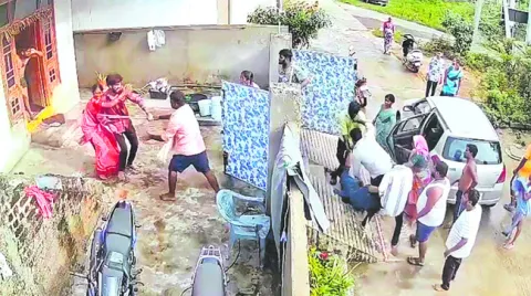 కళ్లల్లో కారం చల్లి.. కర్రలతో దాడి చేసి..