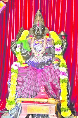 విజయకీలాద్రిపై వీరలక్ష్మి అలంకారం 
