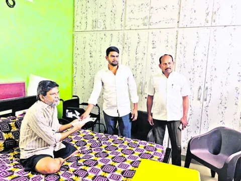 టీడీపీ నేతకు వైఎస్సార్‌సీపీ నేత ఆర్థిక సాయం 