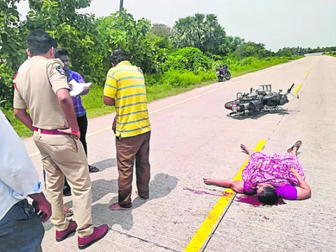 రోడ్డు ప్రమాదంలో మహిళ దుర్మరణం 