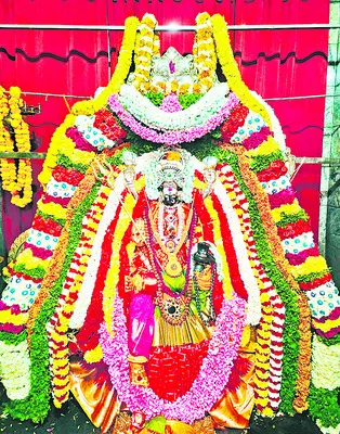 ఆదిశక్తి అలంకరణలో వరాలతల్లి 