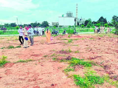 ‘నా భూమిని లాక్కున్నారు..న్యాయం చేయండి’ 
