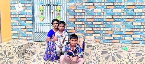 భర్త ఇంటి ముందు ధర్నా 