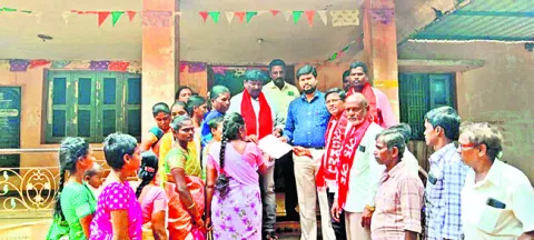 ప్రభుత్వ భూముల కబ్జాను అరికట్టండి