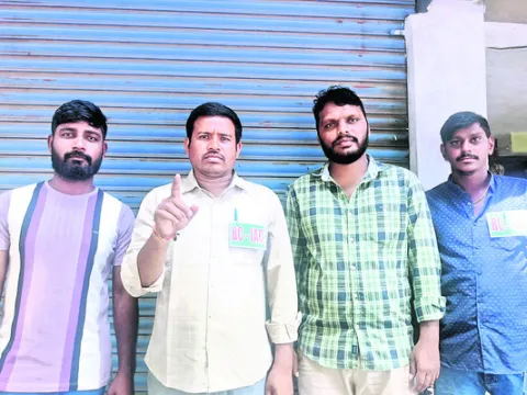 సకాలంలో వేతనాలు ఇవ్వాలి