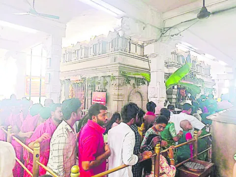 రత్నగిరిపై భక్తుల రద్దీ  