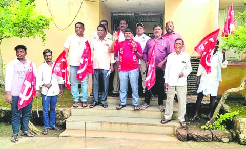 ప్రభుత్వ భూములు పేదలకు పంచాలి 