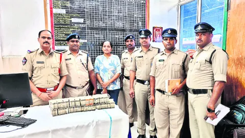 ఆధారాలు చూపని నగదు స్వాధీనం 