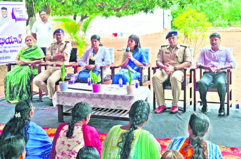 జైల్‌ను సందర్శించిన మహిళా కమిషన్‌ చైర్‌పర్సన్‌ 