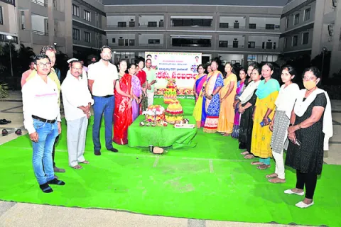 పల్లె సంస్కృతికి చిహ్నం బతుకమ్మ 