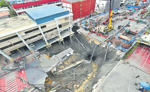 Massive sinkhole swallows Bangkok14