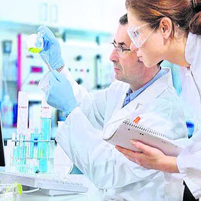 ఫార్మసిస్ట్‌.. తెరవెనుక వైద్యుడు