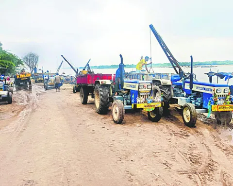 కృష్ణమ్మ విలవిల.. కాసులు గలగల 