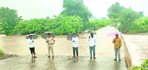 వీడని ముసురు