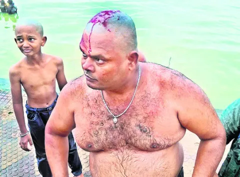 గోదావరి ఘాట్‌ వద్ద భక్తుడిపై దాడి