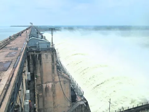 గోదావరిలోకి తగ్గిన నీటి విడుదల
