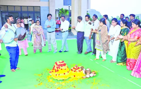 కలెక్టరేట్‌లో బతుకమ్మ సంబురం 