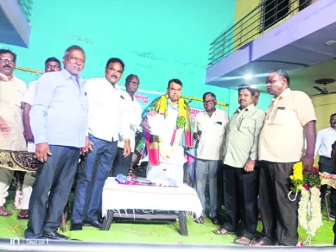 కమ్యూనిటీ భవన నిర్మాణానికి కృషి 