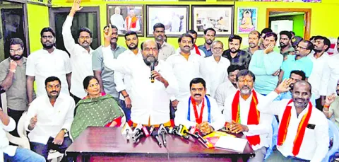 సమష్టి పోరాటంతోనే సమస్యల పరిష్కారం 