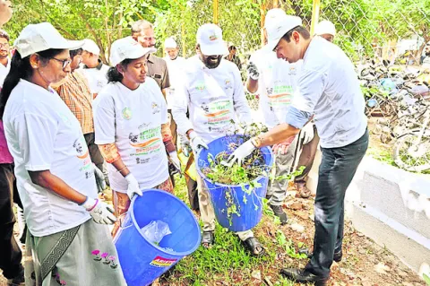 పరిసరాల శుభ్రత అందరి బాధ్యత 