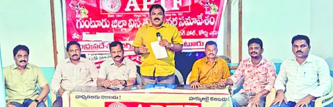 ‘డీఈఓ పూల్‌’ ఉపాధ్యాయులకు ఉద్యోగోన్నతి కల్పించాలి 