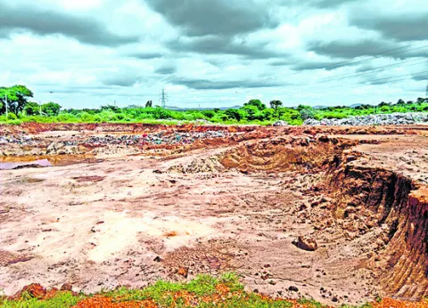 కంపోస్ట్‌ యార్డులో మట్టి దొంగలు 