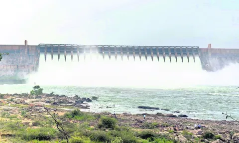 సాగర్‌కు తగ్గుముఖం పట్టిన వరద