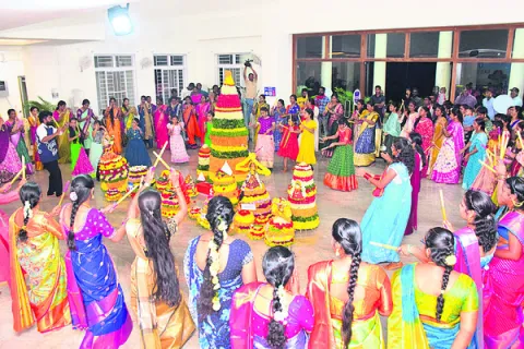 ఘనంగా బతుకమ్మ సంబరాలు