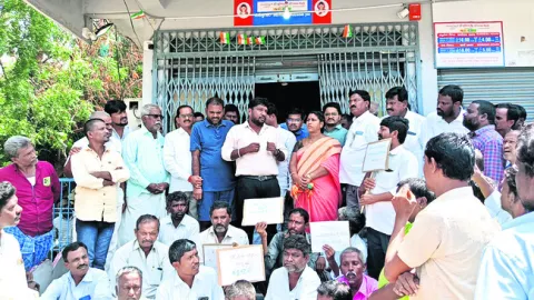 చేనేత కార్మికుల ఆందోళన 