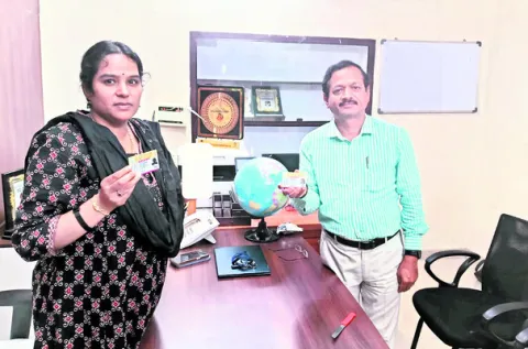 డిజిటల్‌ రేషన్‌ కార్డుల పంపిణీ