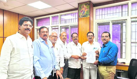 డిగ్రీ చేసిన డిపెండెంట్లకు క్లర్క్‌ పోస్టులు
