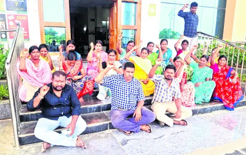 ఐదు రోజులుగా ధర్నా చేస్తున్నా పట్టించుకోరా..