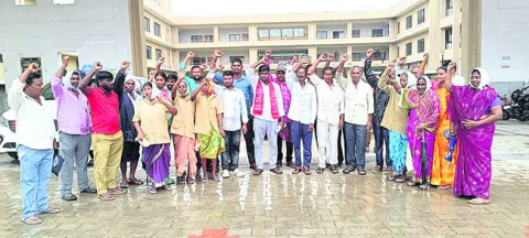 పెండింగ్‌ వేతనాలు చెల్లించాలి