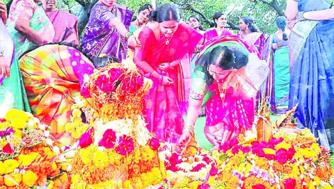 బతుకమ్మ ఆడిన న్యాయమూర్తులు