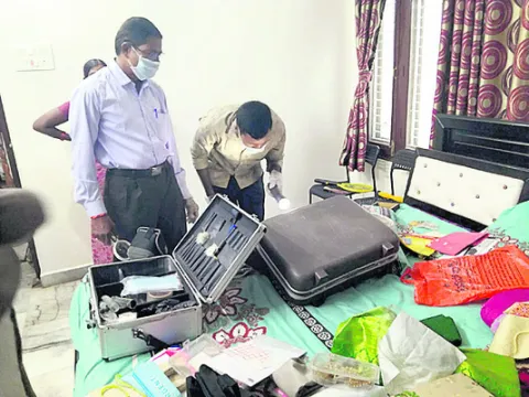 తాళం వేసిన ఇంట్లో చోరీ
