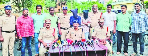 జల్సాలకు అలవాటు పడి చోరీలు 