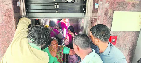 లిఫ్ట్‌ లో ఇరుక్కున్న ప్రయాణికులు 