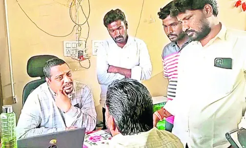నోటీసు ఇవ్వకనే నగలు వేలం 