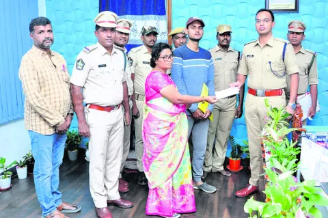 హోంగార్డు కుటుంబానికి సహచరుల ఆర్థికసాయం