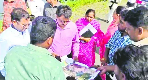ఎయిర్‌పోర్టు భూముల పరిశీలన 
